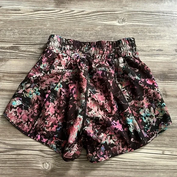 Lululemon Track That Mid-Rise Lined Short 5" Stencil Blossom Red Multi Size 4 - Picture 2 of 8